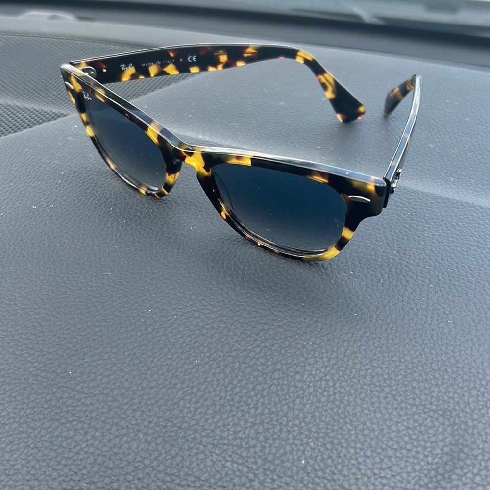 Sunglasses 🕶️ - Picture 2 of 3